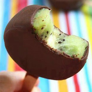 Helado de kiwi bañado en chocolate