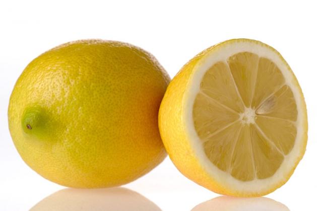 Beneficios del agua con limón por la mañana
