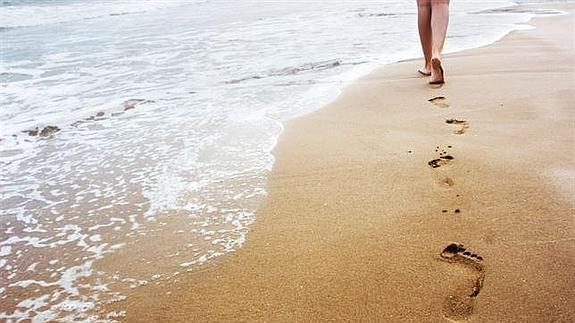 Beneficios de caminar descalzo por la arena de playa